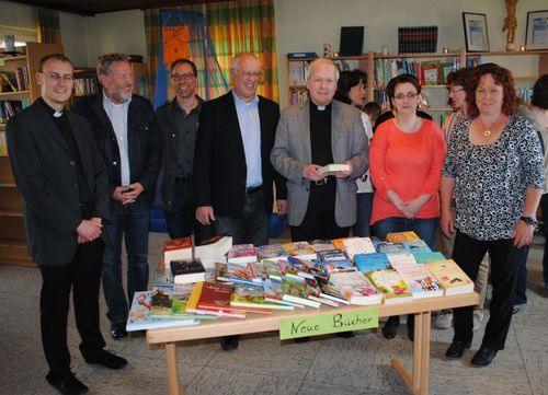 von links Kaplan Thomas Smettan, Helmut Wess (Verwaltungsrat), Thomas Möller (Pfarrgemeinderat), Ortsvorsteher Norbert Schleicher, Pfarrer Dr. Dagobert Vonderau und vom Büchereiteam Alla Bock und Manuela Kullmann